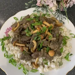 Печень жареная с грибами и перловкой