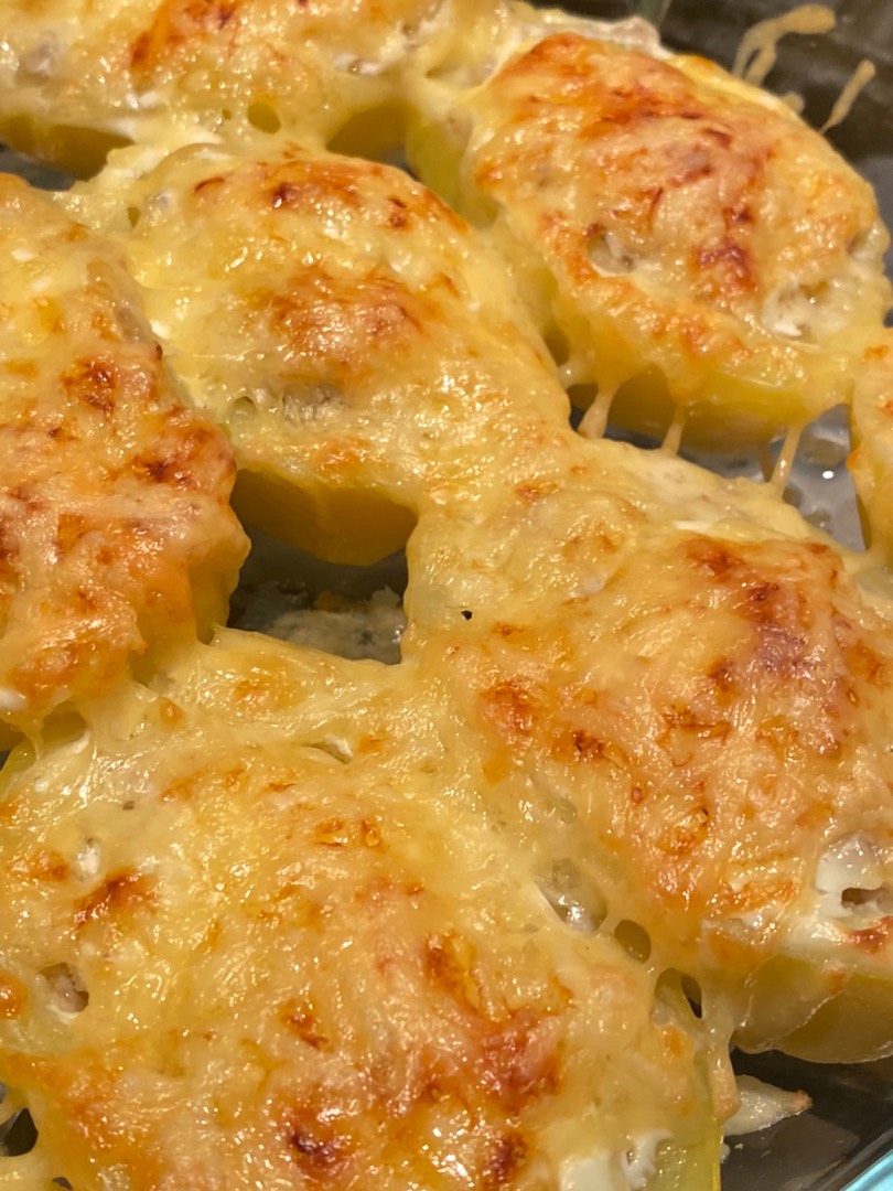 Вкусные картофельные лодочки с начинкой из сыра и ветчины