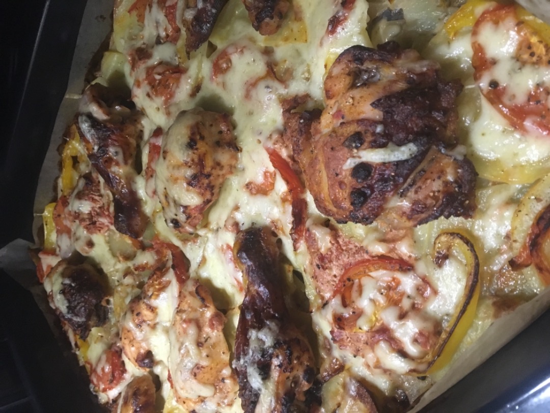 Курица, запечённая с овощами под сыром