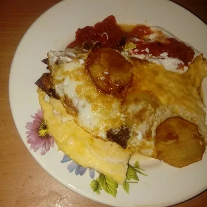 Глазунья с картофелем и помидоркой #кулинарныймарафон
