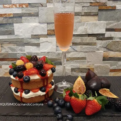 Торт из розовой кавы (шампанское) с ягодами