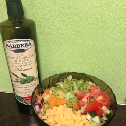 Овощной салат с куриной грудкой и сыром