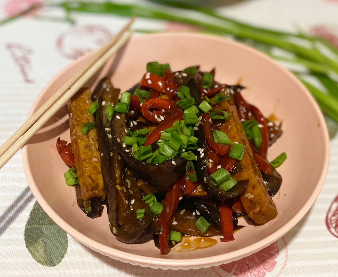Салат из баклажанов и тофу с имбирно-соевым соусом — рецепты | Дзен