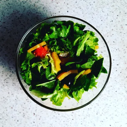Свежий салат с зеленью