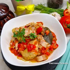 Куриные бедра с овощами и беконом на сковороде