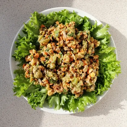 Пикантный салат с пюре из нута