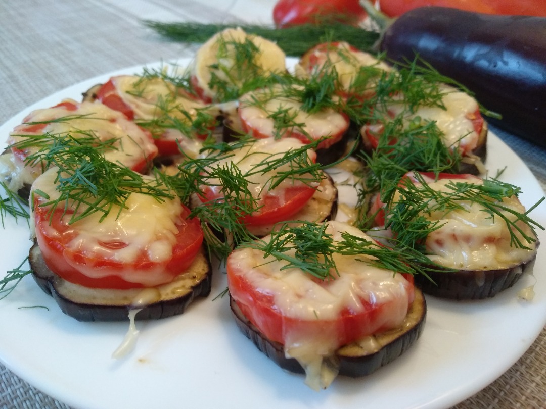 Баклажаны в духовке с помидорами и сыром