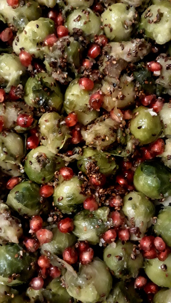 Брюссельская капуста, запеченная с кунжутом и гранатом