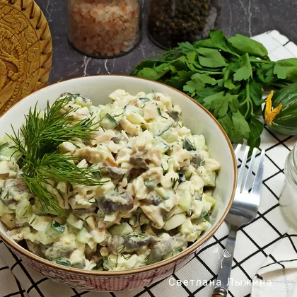 Салат с копчёной курицей и грибами