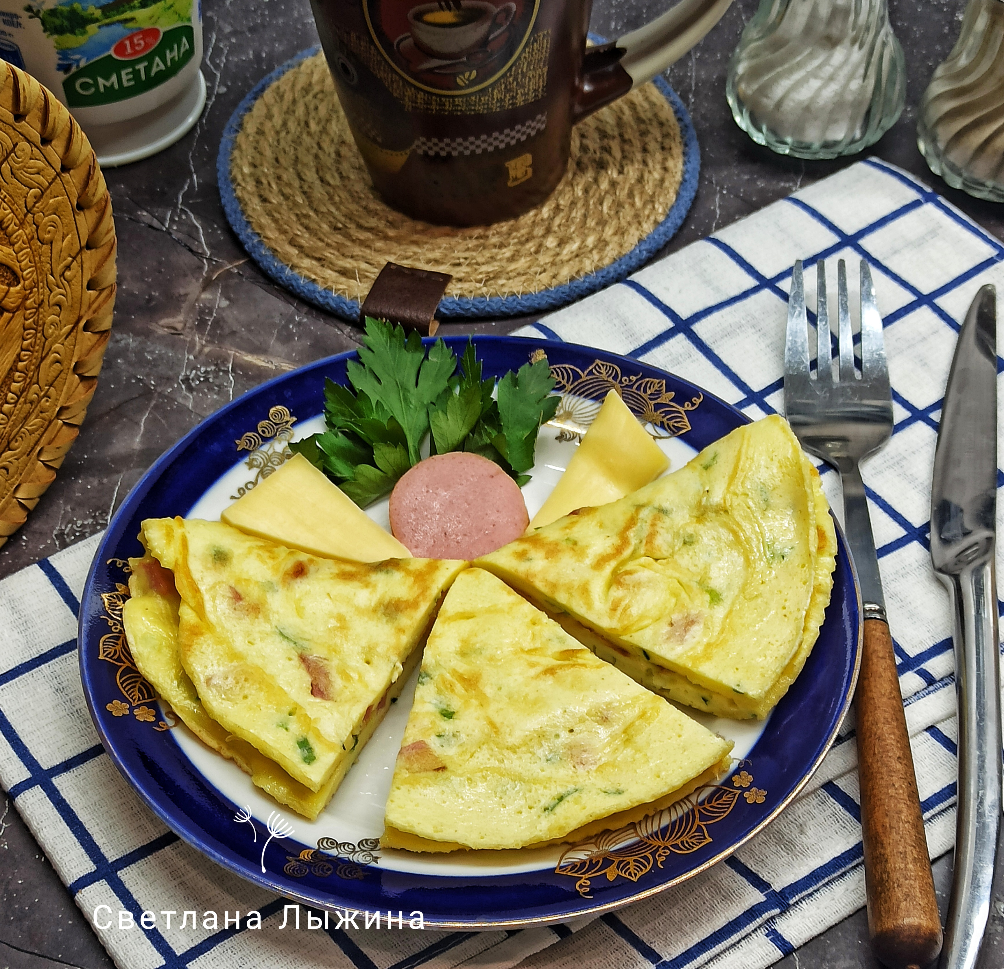 Лепёшка на завтрак с колбасой и сыром