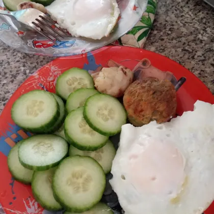 Завтрак яичница с огурцами и овощной котлеткой