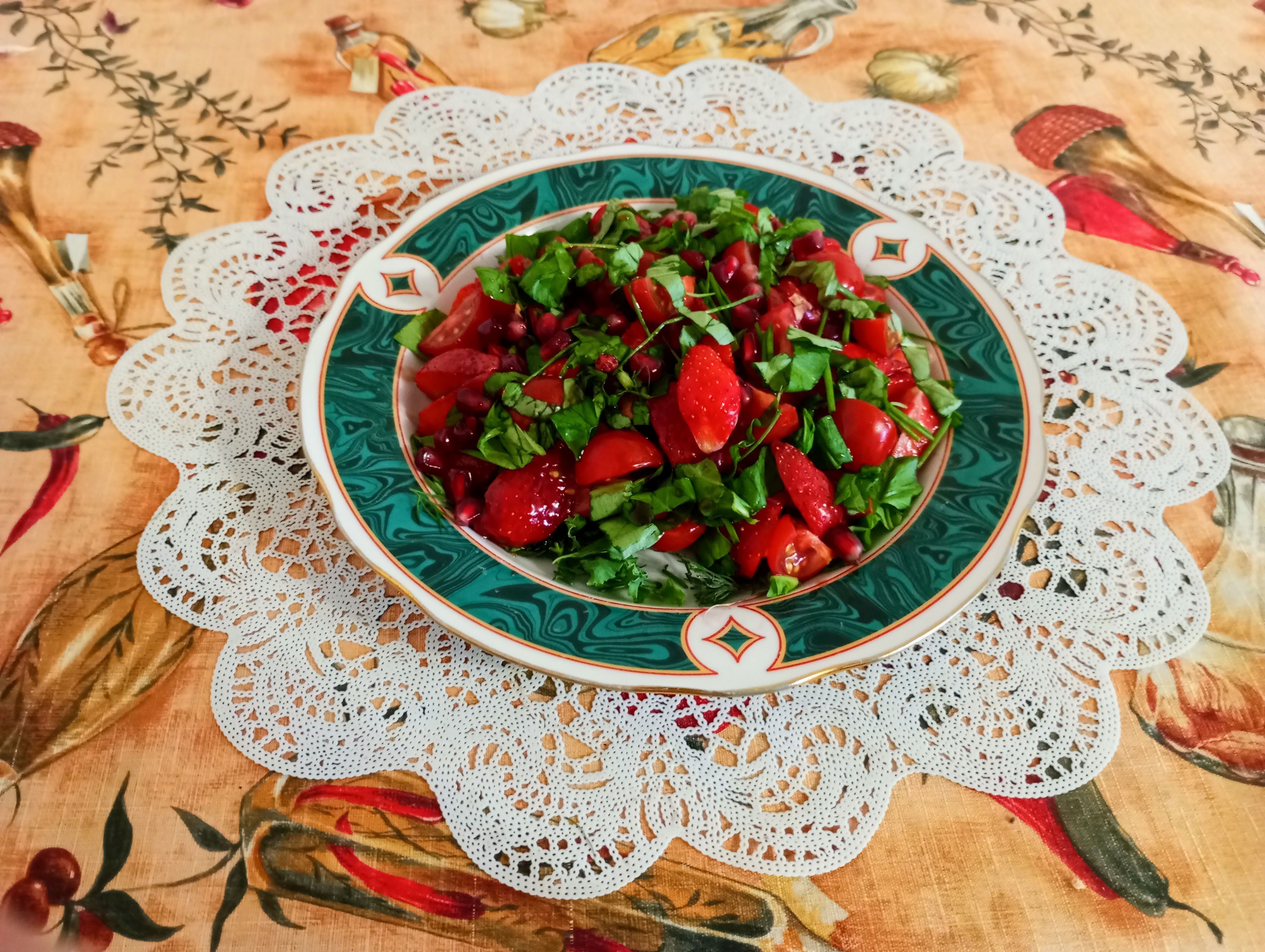 Салат с клубникой, помидорами и гранатом