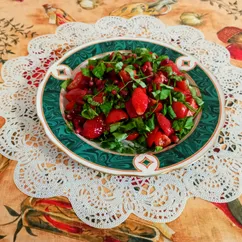Салат с клубникой, помидорами и гранатом