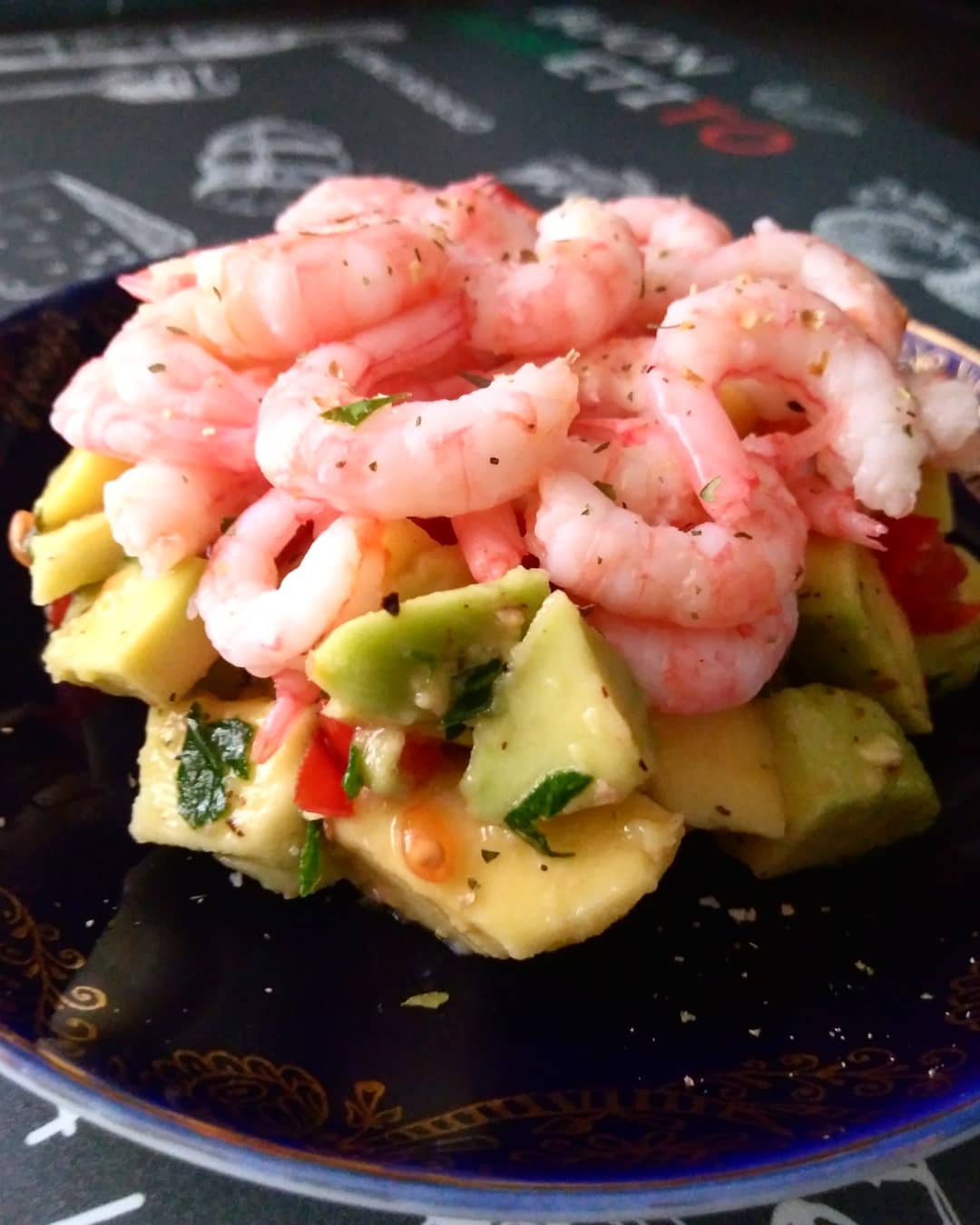 Тартар из авокадо с креветками