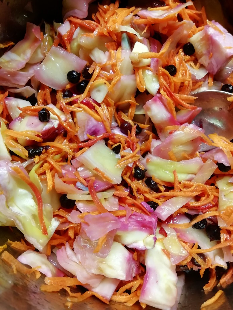 Маринованная капуста с чёрной смородиной и чесноком