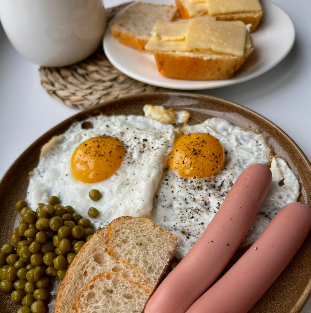 Завтрак: яичница и сосиски