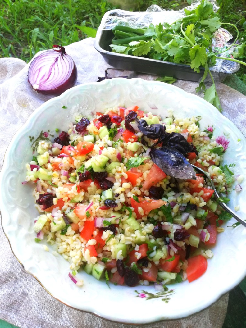 Салат с булгуром, гранатом и овощами