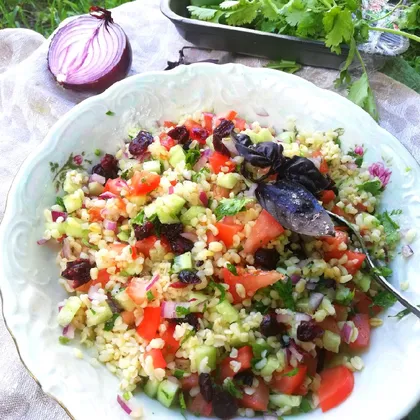 Салат с булгуром, гранатом и овощами