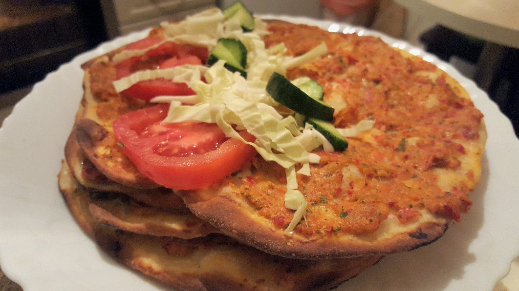 Лахмаджун с куриным фаршем