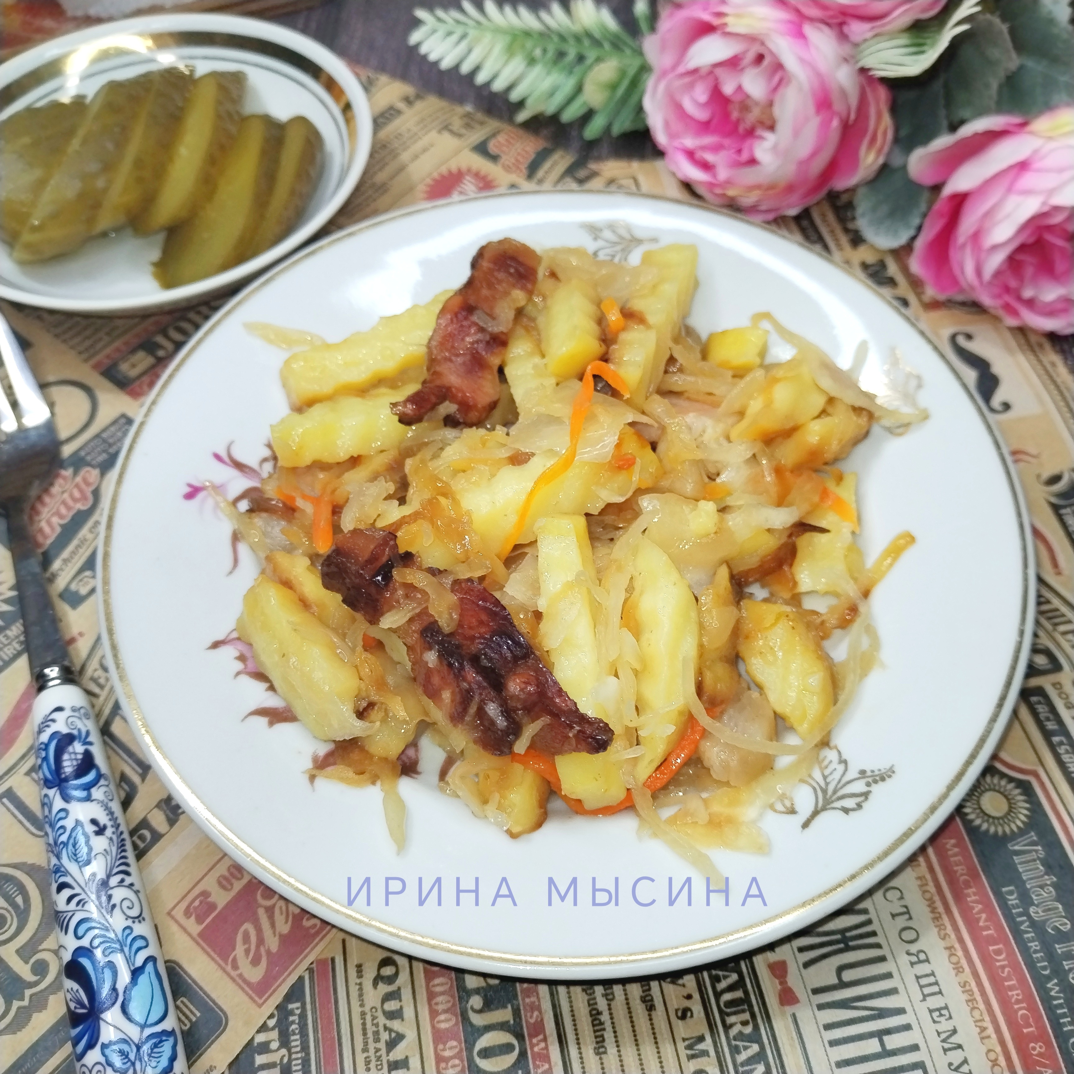 Жареная картошка на сале с квашеной капустой 