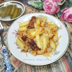 Жареная картошка на сале с квашеной капустой 