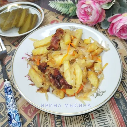 Жареная картошка на сале с квашеной капустой