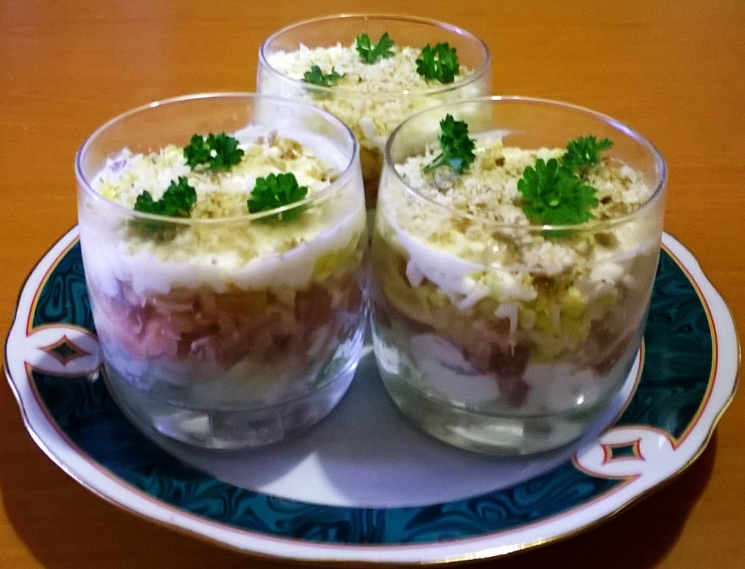 Порционный салат с ветчиной, огурцом и сыром (в креманках)