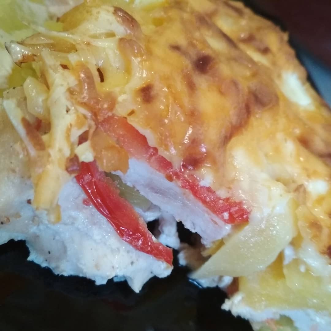 Куриное филе с помидорами и картофелем под сыром