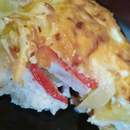 Куриное филе с помидорами и картофелем под сыром