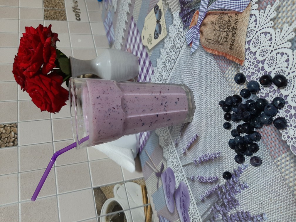 Молочный коктейль с черникой