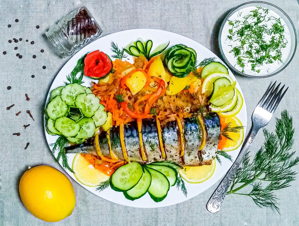 Скумбрия с лимоном и картофелем на луковой подушке на Новый год