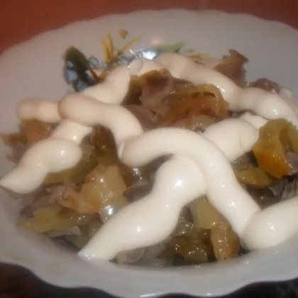 Салат из куриных желудков с маринованными огурцами