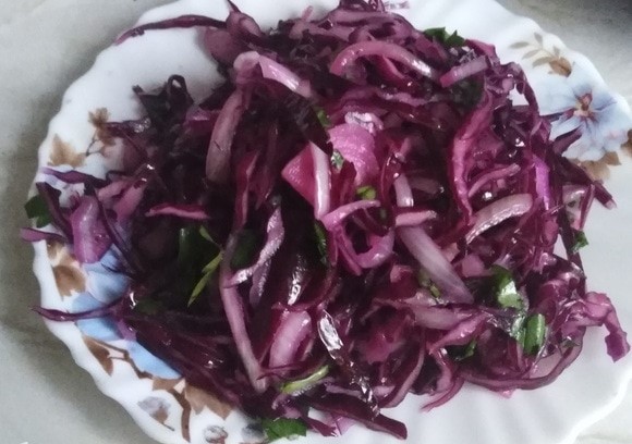 Рецепт: Салат из красной капусты с чесночным соусом