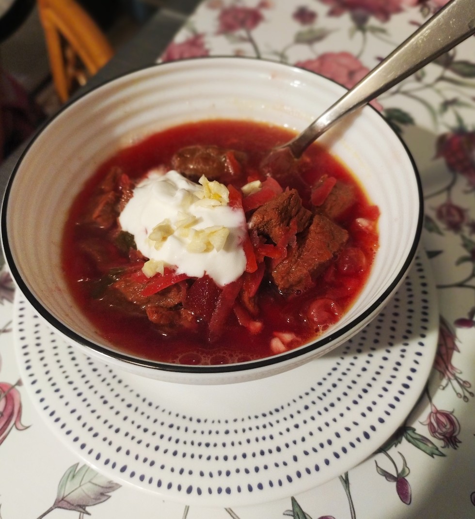 Суп свекольник с куриным мясом (горячий)