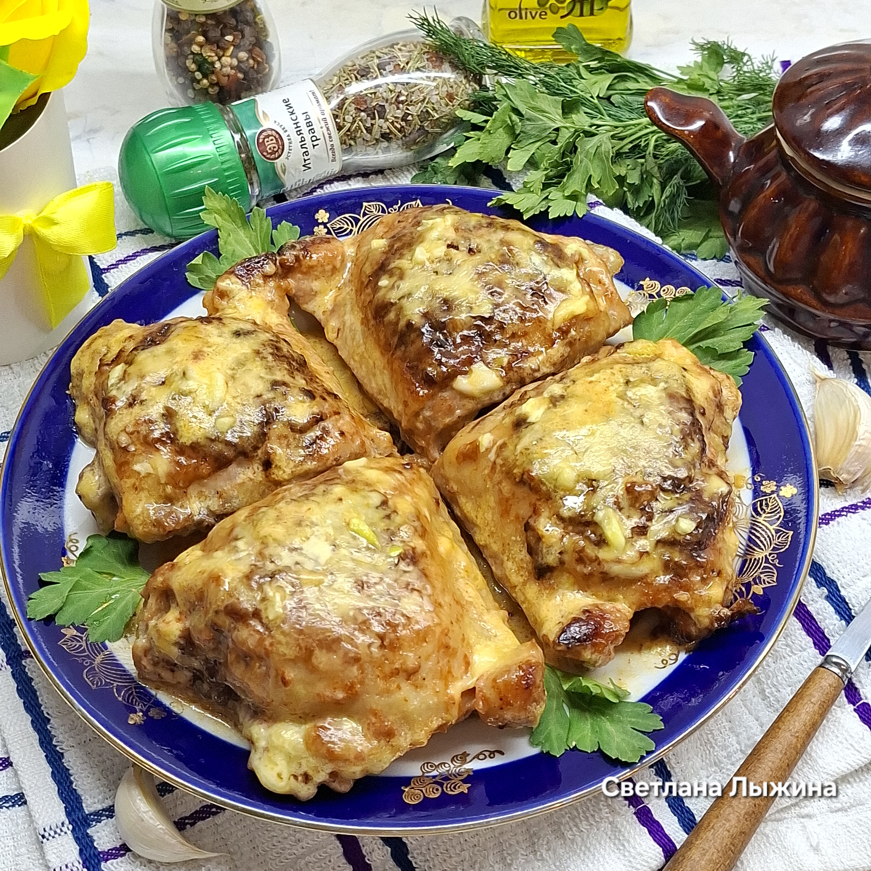 Жареные куриные бедра с томатом и сыром