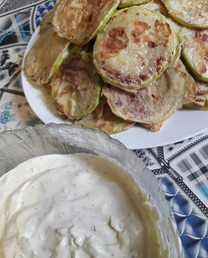 Кабачки в кляре с чесночным соусом