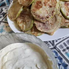 Кабачки в кляре с чесночным соусом