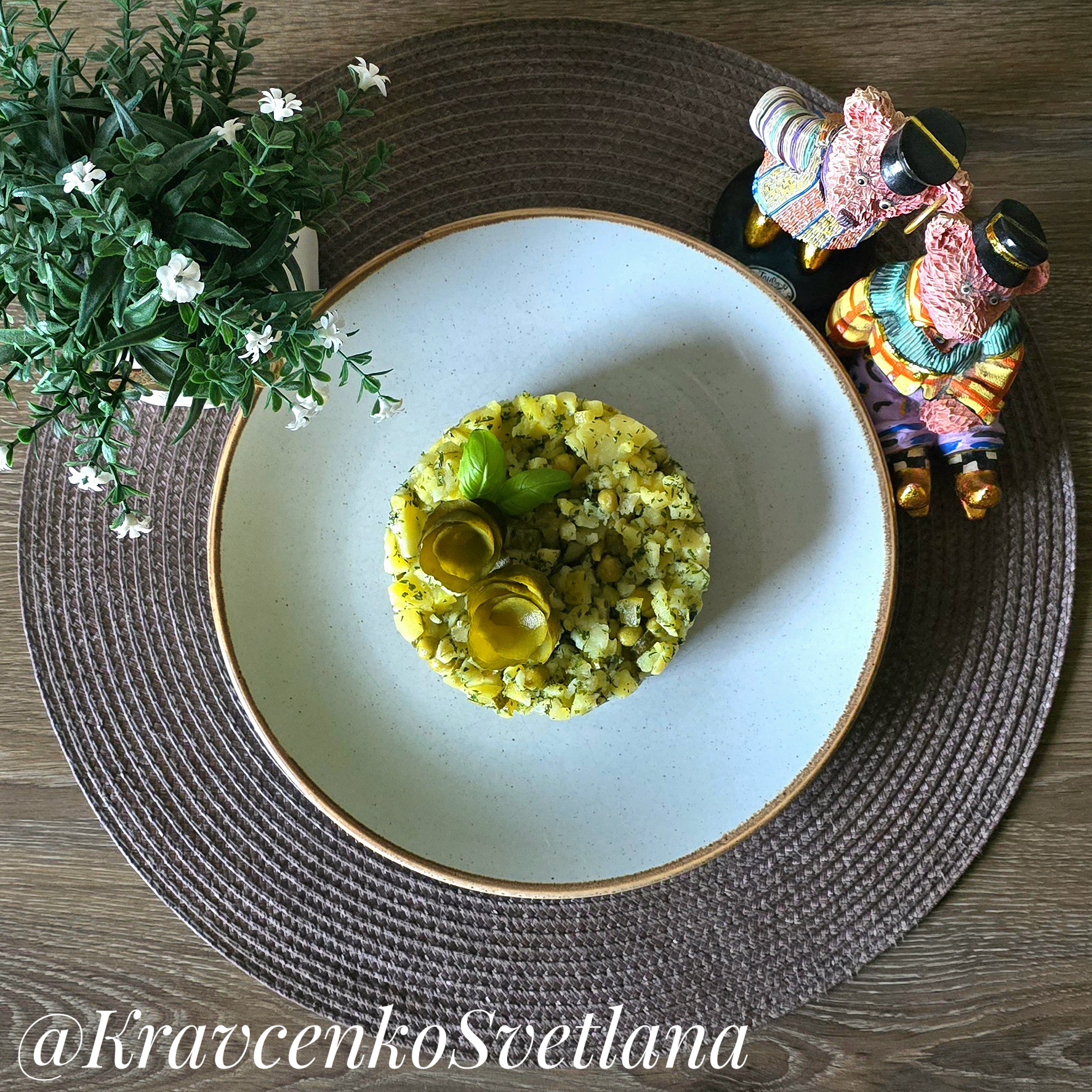 Постный салат из картофеля с маринованными огурцами и горошком