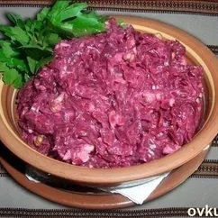 Свекольный салат с сыром и яйцом