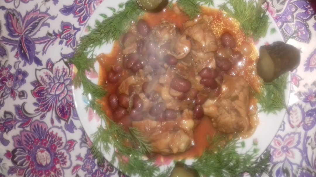 Курица тушеная с фасолью