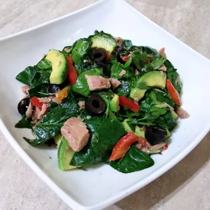 Рыбный салат со шпинатом и авокадо