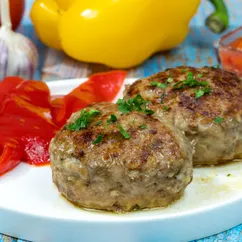 Котлеты из мясного фарша с луком и картошкой