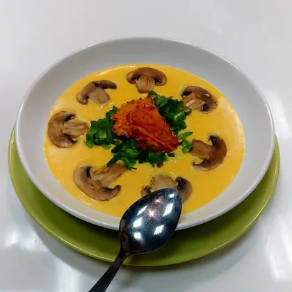 Крем - суп из тыквы с шампиньонами, шпинатом и чипсом Пармезан