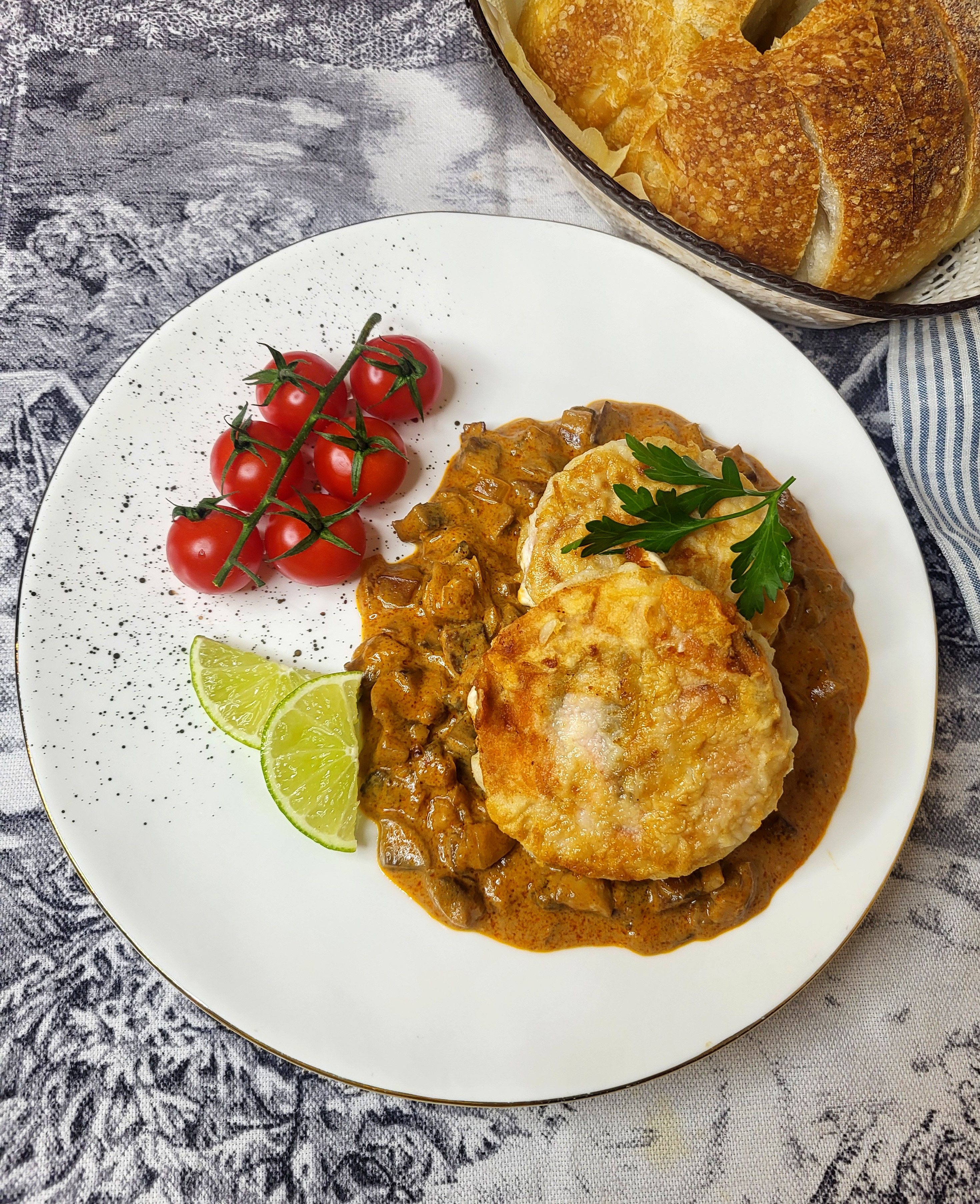 Медальоны из филе горбуши под соусом Том Ям