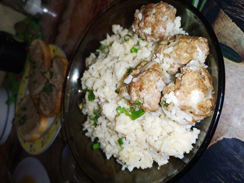 Рис🍚 тушёный в сметане, с фрикадельками