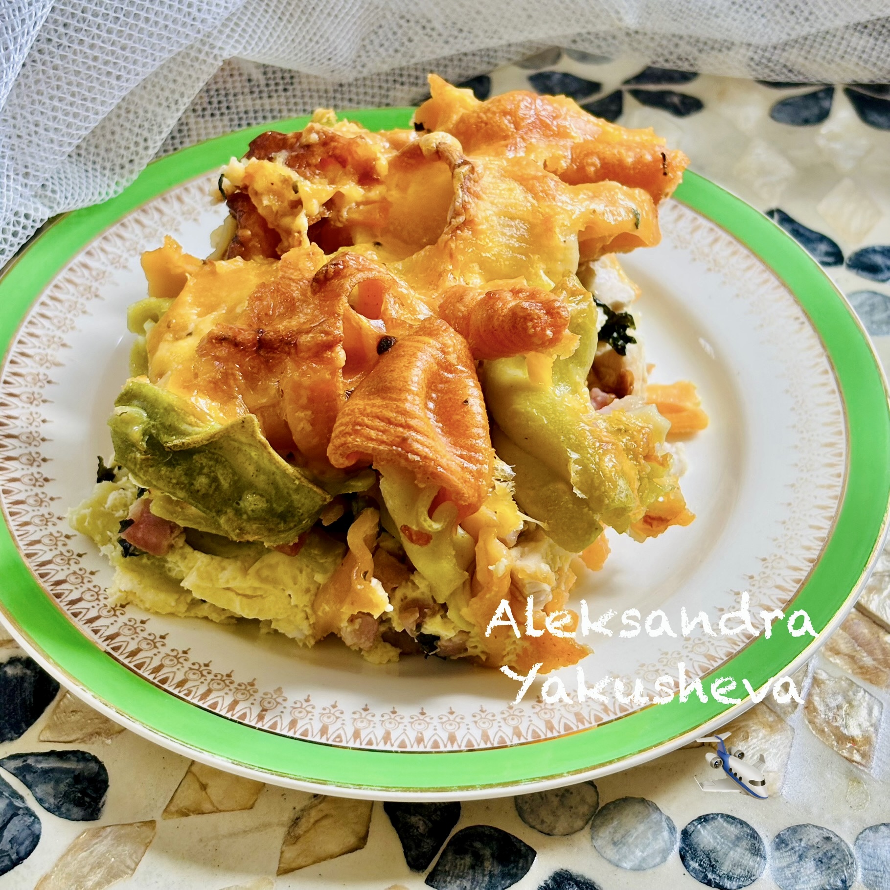 Запеканка из макарон с курицей и беконом