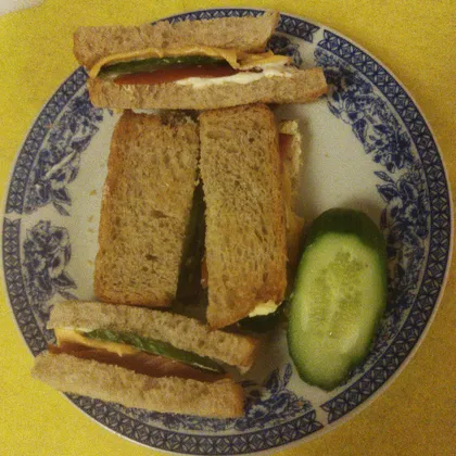 Сэндвич с балыком и огурцом на закуску
