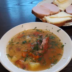 Гороховый супчик с копчеными ребрышками 😋🥣