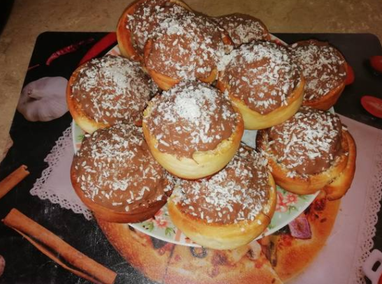 Булочки с кокосом и шоколадной глазурью