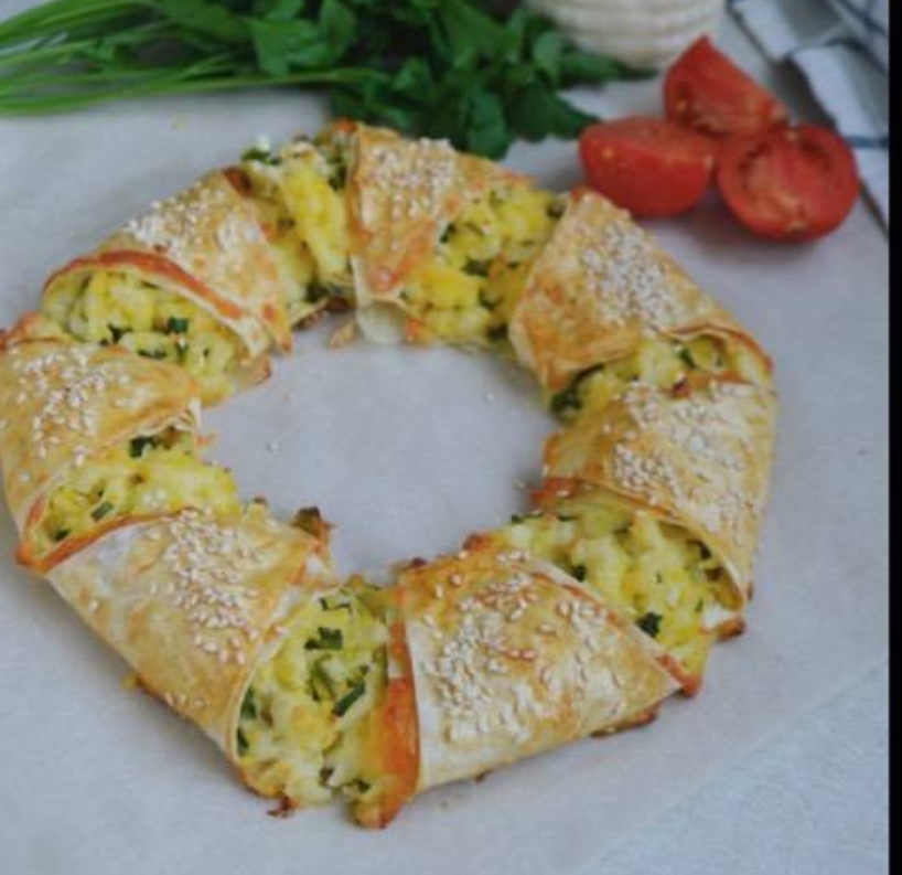 Венок из лаваша с адыгейским сыром и яйцом